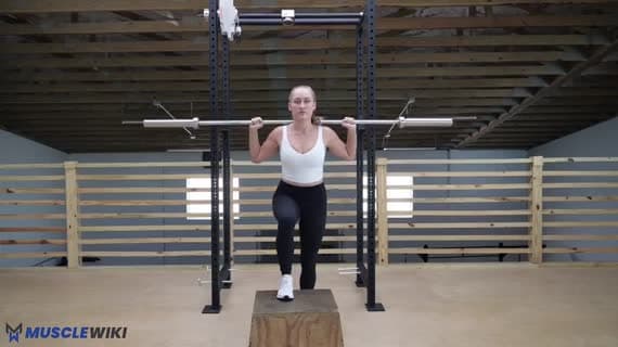 Step-up à la barre avec montée de genou