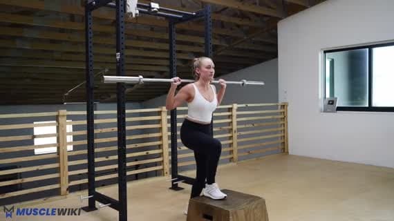 Step-up à la barre avec montée de genou