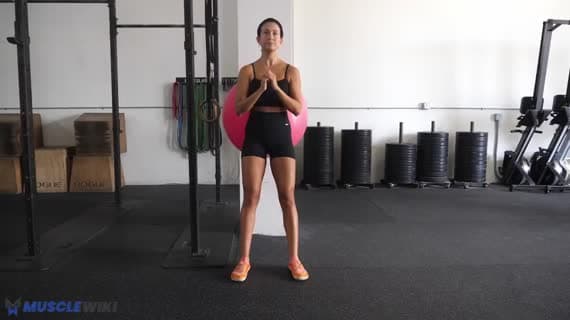 Squat avec ballon de stabilité contre un mur