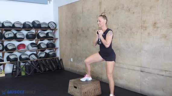 Step-up latéral avec haltère en prise goblet