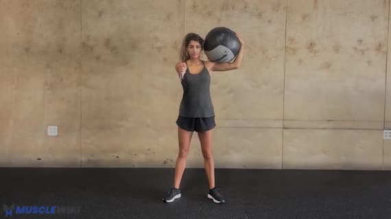 Squat décalé avec ballon médicinal