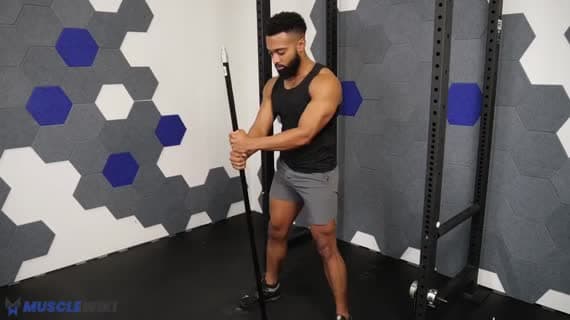 Squat assisté avec bâton au poids du corps