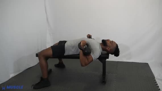 Wyciskanie kettlebell na ławce