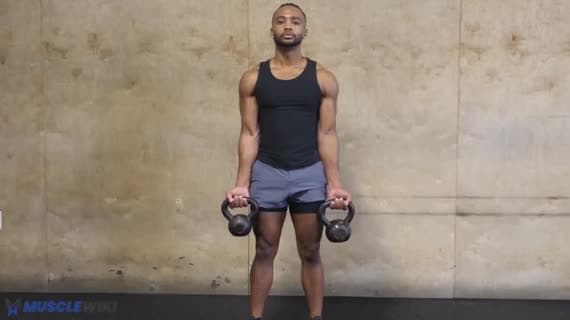 Uginanie ramion z kettlebellem