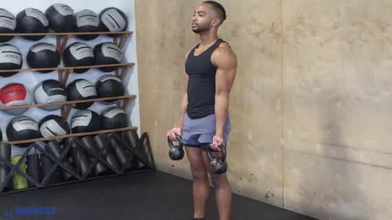 Uginanie ramion z kettlebellem