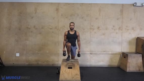 Wspięcie na stopień z dwoma kettlebellami