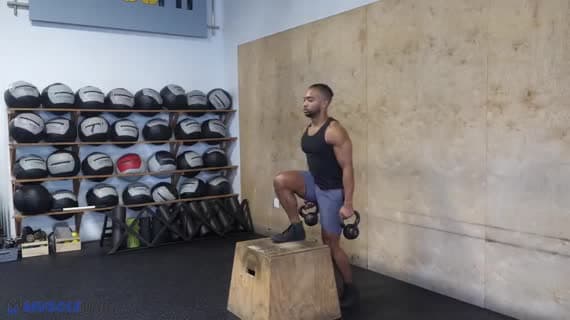 Wspięcie na stopień z dwoma kettlebellami