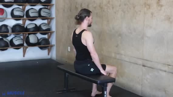 Mobilisation manuelle des extenseurs cervicaux en position assise.