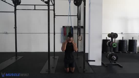 Brzuszki z taśmą oporową