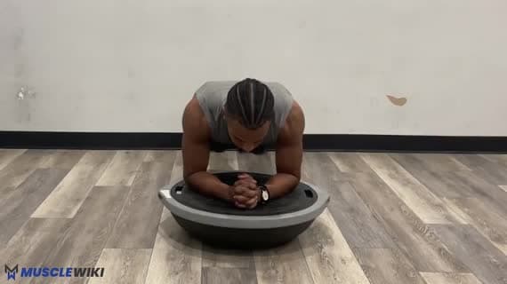 Deska na przedramionach na Bosu Ball