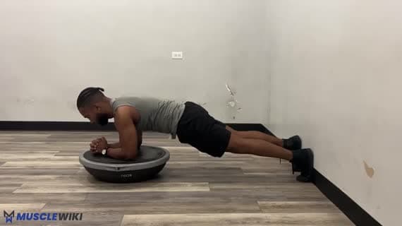 Deska na przedramionach na Bosu Ball