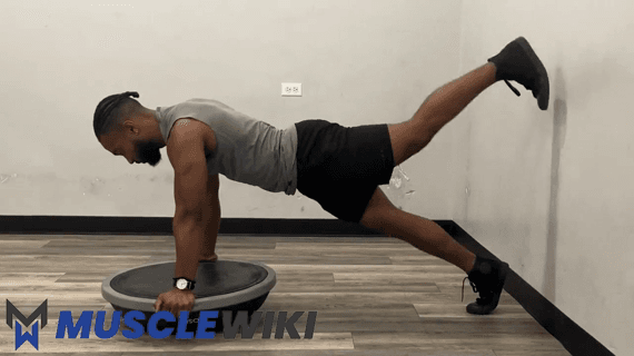 Prancha no Bosu Ball com kickback de glúteo