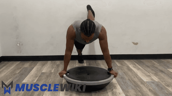 Prancha no Bosu Ball com kickback de glúteo