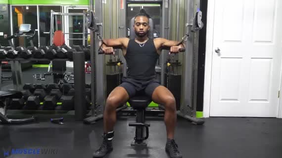 پرس سینه با کابل روی نیمکت شیب‌منفی