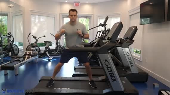 الرقص الجانبي على الجهاز المشي