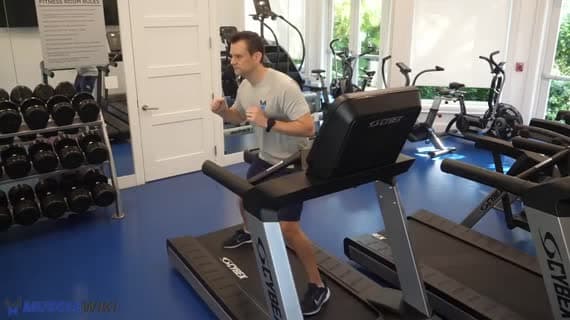 الرقص الجانبي على الجهاز المشي