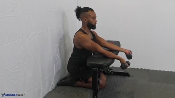 Uginanie nadgarstków z hantlami na ławce