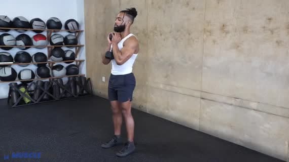 哑铃高脚杯后退弓步