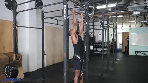 Подтягивания обратным хватом с отягощением (гантелью)