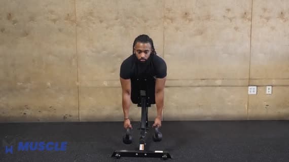 Haussements d'épaules inclinés avec kettlebell