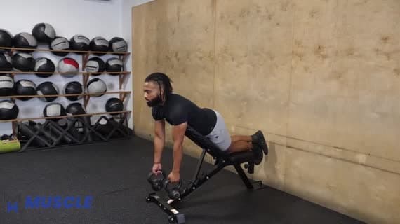 Haussements d'épaules inclinés avec kettlebell