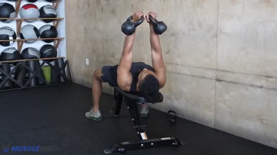 Crucifixo com kettlebell