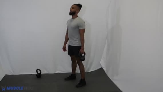 Выпад «куртси» с гирей в одной руке