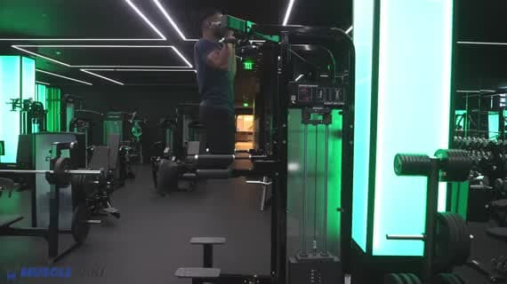 Подтягивания на тренажёре с ассистом (обратный хват)