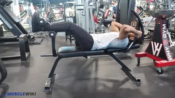 Скручивания на тренажёре с блинами