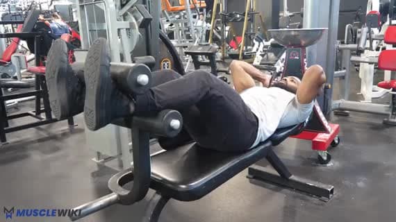 Скручивания на тренажёре с блинами