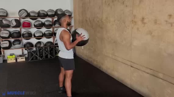 Бросок медбола от груди