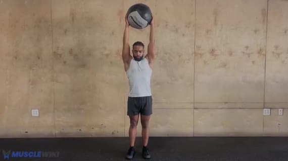 मेडिसिन बॉल ओवरहेड रिवर्स लंज