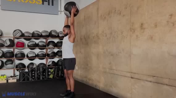 मेडिसिन बॉल ओवरहेड रिवर्स लंज