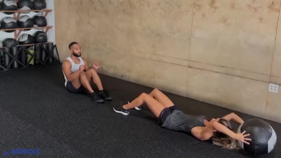 دراز و نشست با شریک و پرتاب توپ مدیسن