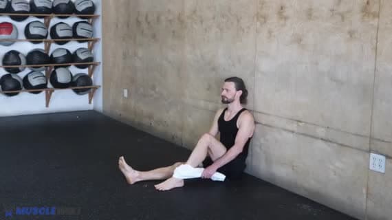 تمارين الإطالة للفخذين وأنت جالس