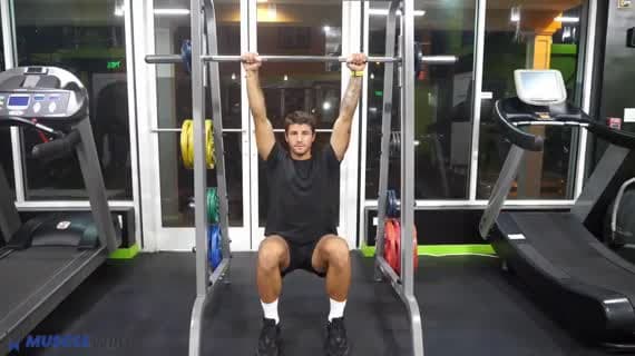 Traction assistée à la Smith machine