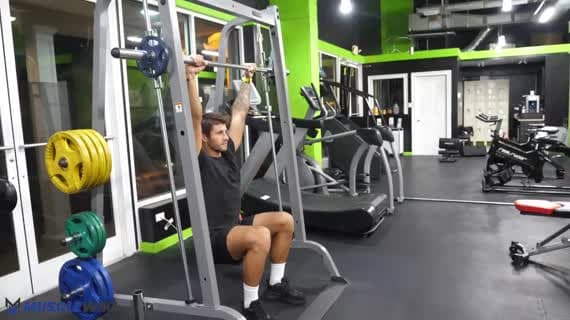 Traction assistée à la Smith machine