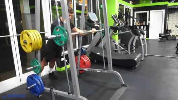 Extensions triceps couchées au poids du corps à la Smith Machine