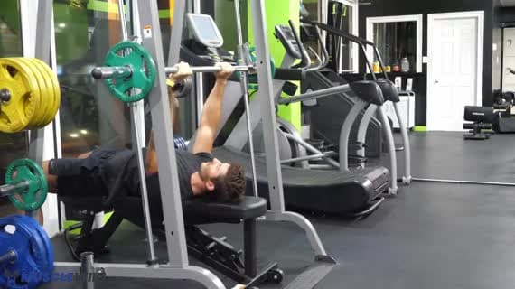 Extensions triceps couché à la Smith Machine