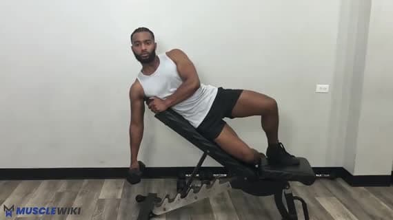 Encolhimento de ombros com halteres deitado a 30 graus