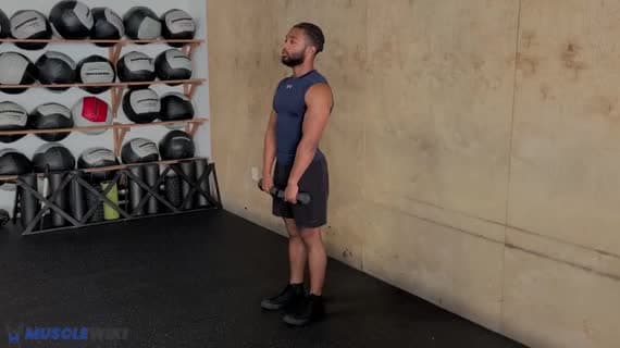 Aufrechtes Rudern mit Kurzhanteln