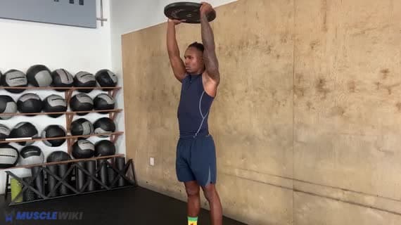 Überkopf-Schulterzucken mit Gewichtsscheibe