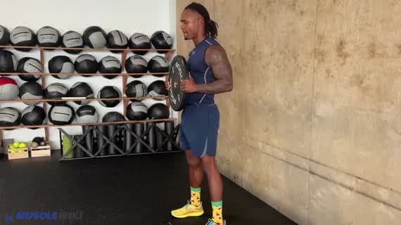 Kniebeuge mit Gewichtsplatte und Armstrecken