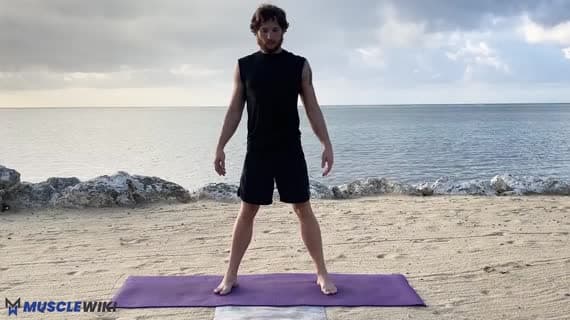 خم شدن به جلو با فاصله زیاد بین پاها