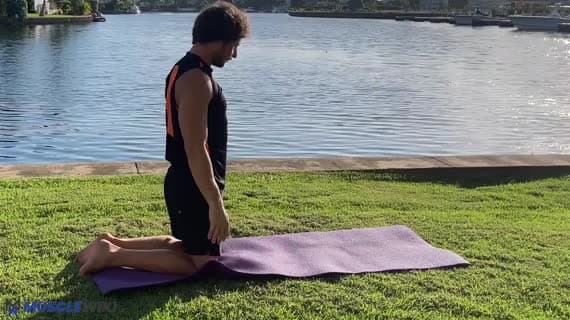 穿针式：臀部在膝盖上方