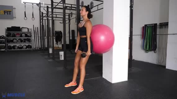Squat au mur avec ballon de stabilité et haltères