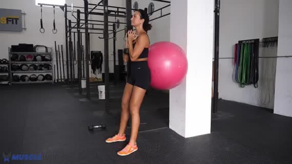 Squat contre mur avec ballon de stabilité et goblet
