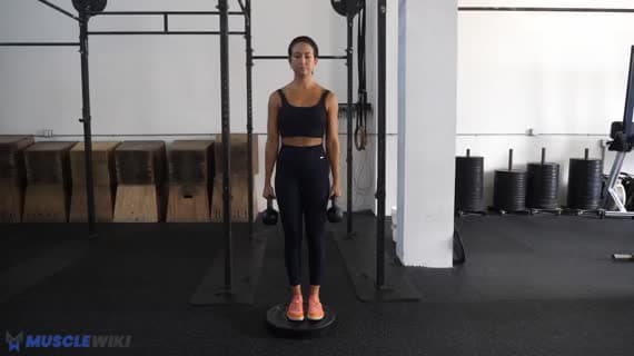 Fente arrière avec déficit et kettlebell