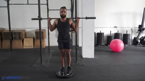 Zancada con déficit con barra