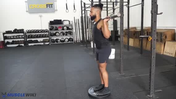 Zancada con déficit con barra
